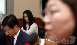 [국감]김주영 어도어 대표 바라보는 하니