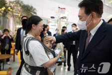 윤 대통령, 제주대병원 환자들 만나 격려