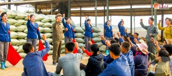 경제선동으로 알곡 증산 투쟁에 나선 북한 농장원들