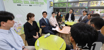 김문수 장관, 직장어린이집서 부모들과 간담회