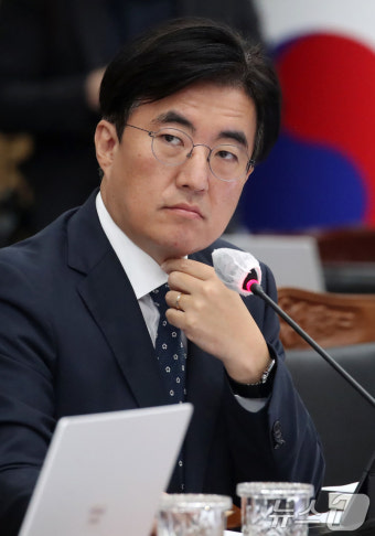 [국감] 답변 듣는 김성회 의원