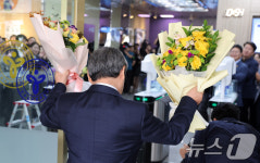 정근식 신임 서울시교육감 '취임 축하 속 첫 출근'