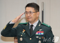 [국감]거수경례하는 정진팔 교육사령관