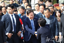 이재명 대표, 서민 물가 점검위해 봉평재래시장 방문