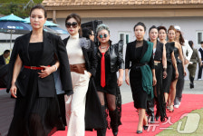 신중년 인생 2막 도전…시니어모델의 당당한 워킹