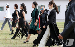 신중년 인생 2막 도전…시니어모델의 당당한 워킹