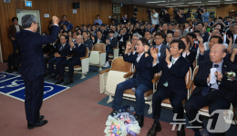 취임 축하 받는 정근식 교육감