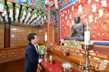 ‘광주 증심사 철조비로자나불좌상’ 살펴보는 국가유산청장