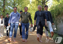 맨발로 걷는 메타세콰이아길