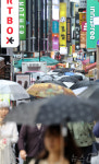 관광객 돌아온 명동…빈 상가가 없다