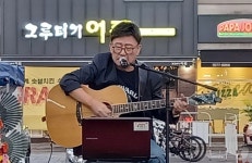 원장님이 왜 거기서 나와?…거리·클럽서 공연한 이들, 정체는