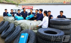 농업용 물자 지원하는 北 강선농장…다같이 다수확하자