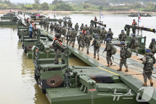 수룡 이용해 부교 건너는 장병들