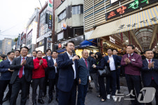 부산 초량시장 찾은 윤석열 대통령