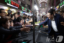 윤석열 대통령, 초량시장 시민들과 인사