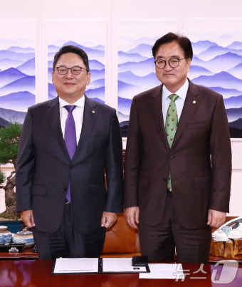 김영훈 변호사협회장과 기념촬영 하는 우원식 의장
