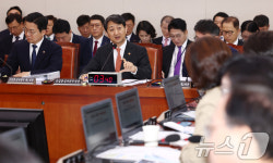 [국감]종합감사 질의 답변하는 안덕근 산업부 장관