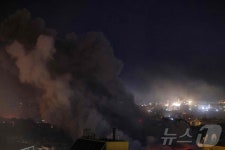 이스라엘 공습 받아 검은 연기 덮인 베이루트 남부