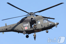 환자 후송 위해 하강하는 메디온 헬기