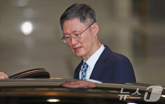 퇴근하는 문형배 헌법재판소장 권한대행