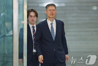 퇴근길 나서는 문형배 헌법재판소장 권한대행