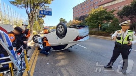 부천 유한대 앞 도로서 차량 전복…20대 여성 운전자 다쳐