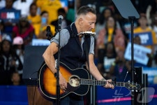 해리스 지지 공연하는 록의 전설 스프링스틴