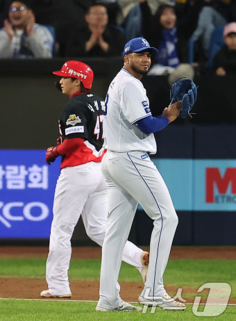5회까지 무실점 호투 펼치는 레예스