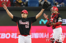 장현식, 위기탈출 후 두 손 번쩍!
