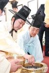 박정희 서거 45주기 추도식서 분향하는 김장호 구미시장