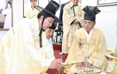 [화보]구미 생가서 박정희 서거 45주기 추도식…추모객 500여명 참석