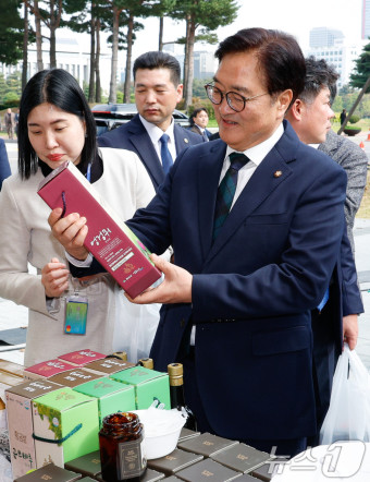 해남 특산품 살펴보는 우원식 의장