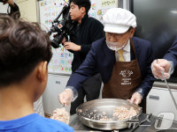학생들에게 배식하는 정근식 교육감