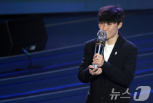 '올해의 감독상' 박윤정 감독의 트로피 키스