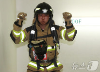 100층 도달하는 소방관