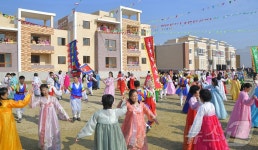 채소 풍년 다짐…北 만경대구역 금천채소농장마을 새집들이