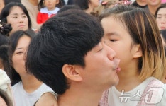티니핑 노래 맞춰 아빠 볼에 뽀뽀