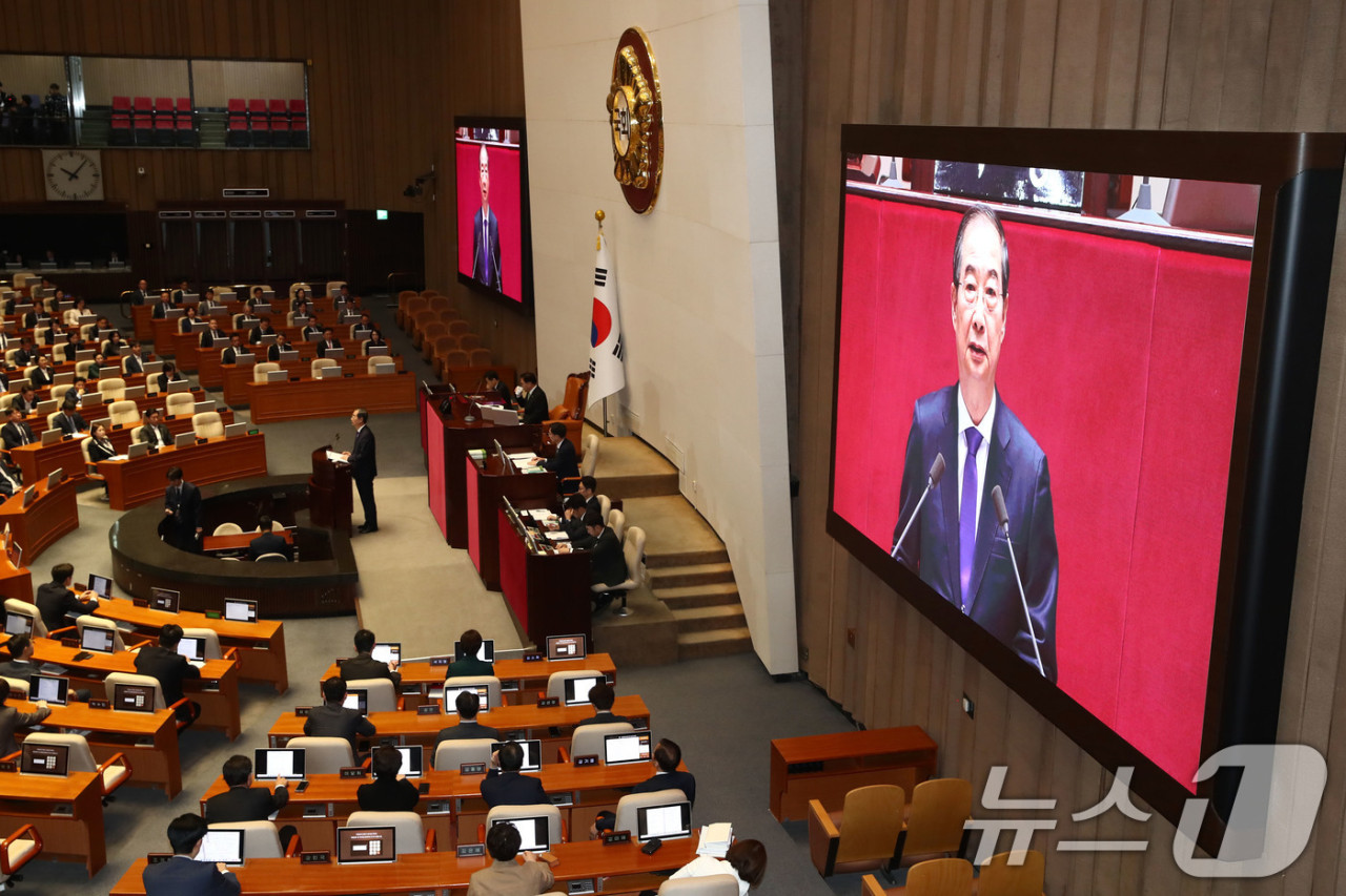 한덕수 대통령 권한대행, 국회 시정연설에 민주당과 국민의힘 반응이 갈려