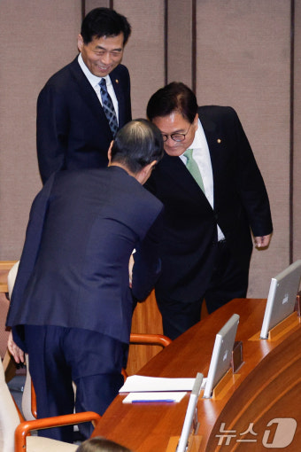 한덕수 총리와 인사하는 우원식 의장