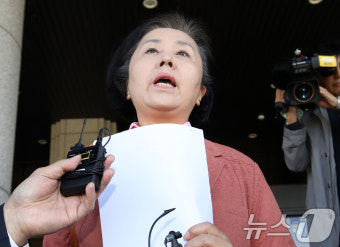 소환조사 출석하는 김영선 전 의원