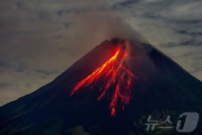붉은 용암과 화산재 내뿜는 인도네시아 므라피 화산