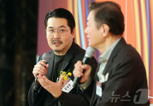 김난도 교수에게 질문하는 김성준 부사장