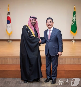 악수하는 김용현 장관과 사우디 국가방위부 장관