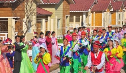 北 황주군 룡천농장 살림집 입사모임