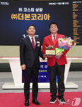 더본코리아 상장기념패 받은 백종원 대표