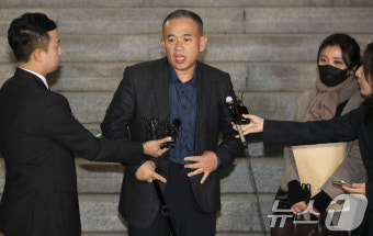 지팡이 짚고 창원지검 나서는 명태균