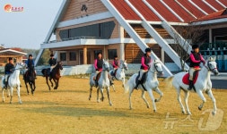 북한, 미림승마클럽 모습 보도…가을철의 승마 바람