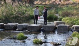 바뀐 세곡천 살펴보는 오세훈 시장·조성명 강남구청장