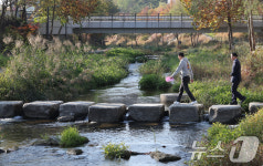 세곡천 산책하는 오세훈 시장·조성명 강남구청장