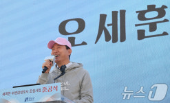 세곡천 바라보며 미소짓는 오세훈 시장
